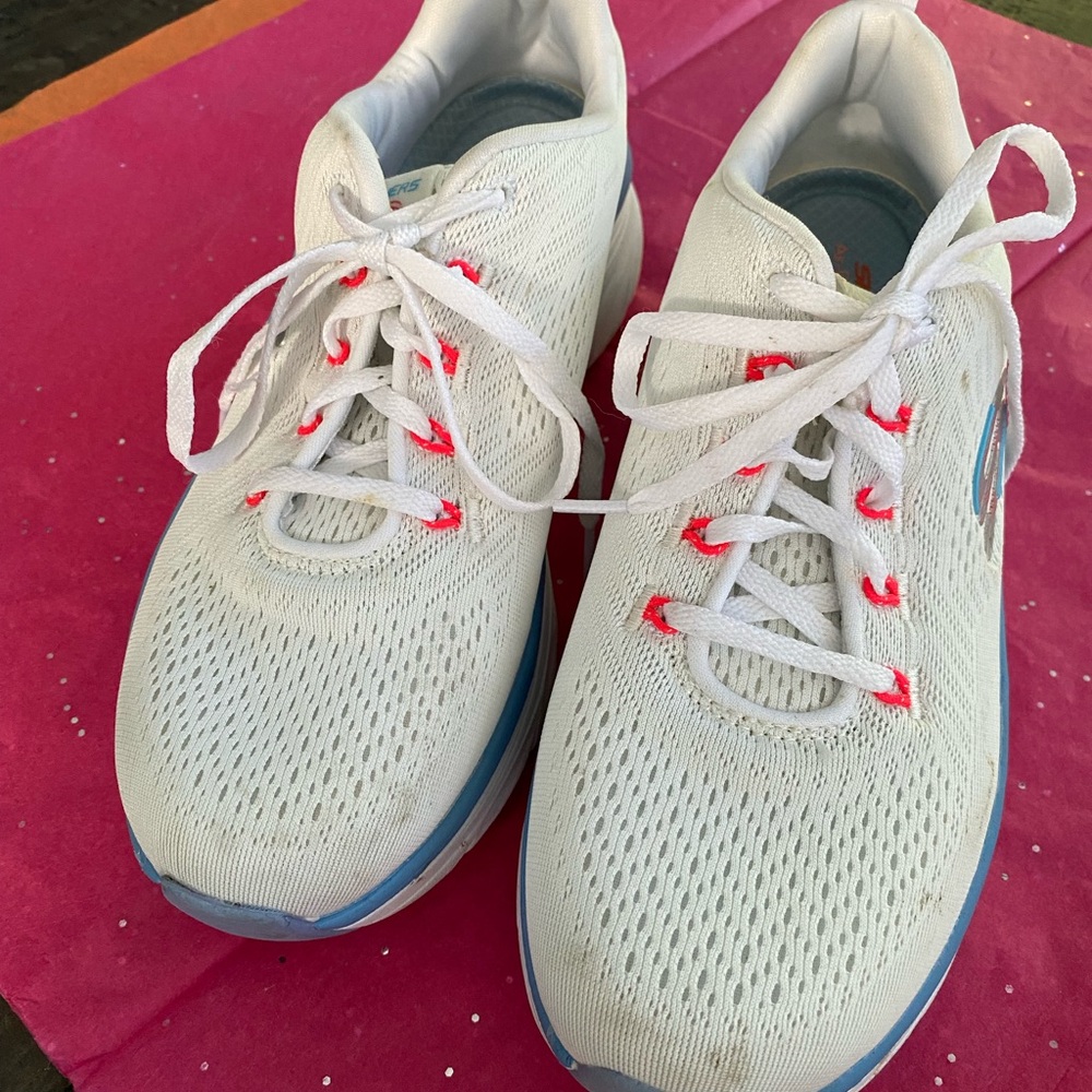 Skecher’s D’Lux Walker Relaxed Fit, White, Size 9.